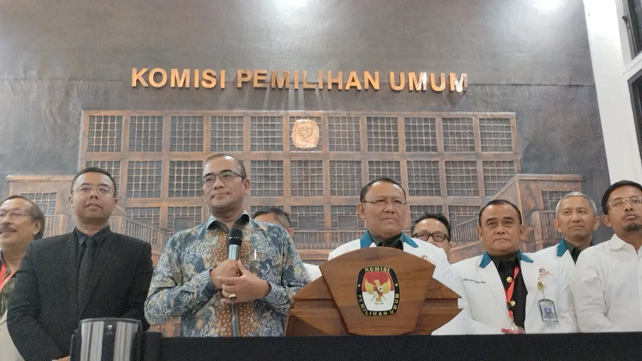 KPU serah terima hasil pemeriksaan kesehatan ketiga bakal pasangan calon presiden dan wakil presiden untuk pemilihan umum (Pemilu) 2024 dari RSPAD Gatot Soebroto kepada KPU di Gedung KPU RI.