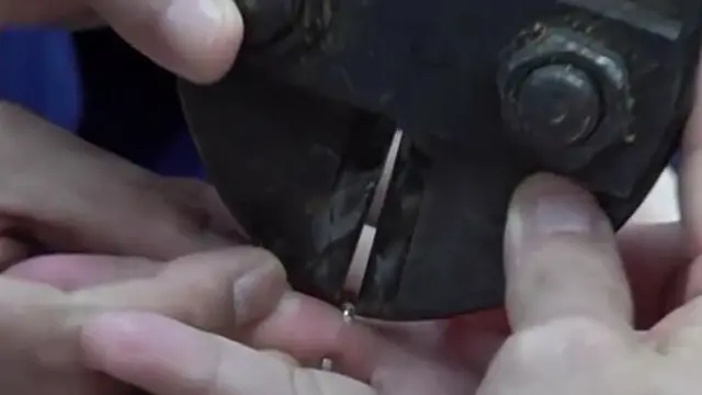 Akibat Naik 10 Kg, Wanita Ini Terpaksa Potong Cincin Berliannya Agar Bisa Dilepas. (Sumber: worldofbuzz)