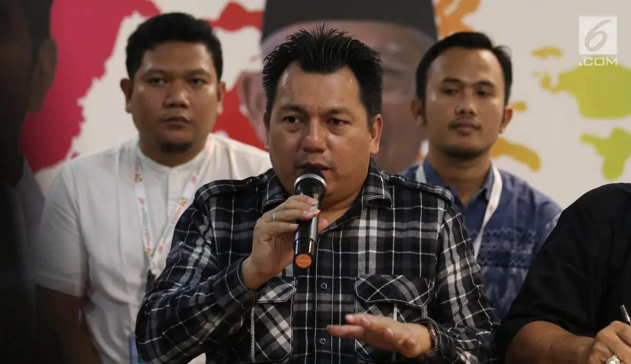 Direktur Hukum dan Advokasi TKN 01, Irfan Pulungan (kanan) memberi keterangan pers di Media Center Cemara Jakarta, Selasa (25/6/2019). Siaran Pers tersebut mengenai: Menyongsong Keputusan MK atas Sidang Sengketa Pilpres 27 Juni 2019. (Liputan6.com/Angga Yuniar)