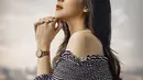 Pakai atasan cut off shoulder berkerut, gaya busana bintang film "Yowis Ben" ini bisa jadi inspirasi OOTD remaja masa kini. (Liputan6.com/IG/@anyageraldine)