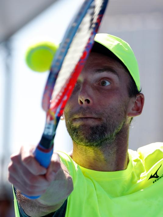Petenis Kroasia, Ivo Karlovic mengembalikan bola ke petenis Jepang, Yuichi Sugita di babak kedua turnamen Australia Terbuka 2018, Rabu (17/1). Memasuki usia 40 tahun, Karlovic memenangi duel dengan skor 7-6 (3), 6-7 (3), 7-5, 4-6, 12-10. (AP/Ng Han Guan)