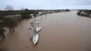 Banyak jalan di sekitar Agde dan komune Laroque terputus atau sulit dilalui karena arus sungai yang deras. Tampak foto yang menunjukkan pemandangan umum Sungai Herault yang meluap setelah hujan lebat di Agde, Prancis selatan pada Selasa 23 Desember 2025. (Sylvain THOMAS/AFP)