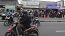 Sejumlah pengendara motor berputar balik di Pos Penyekatan Jalan Raya Bogor, Jakarta, Rabu (20/7/2021). Penyekatan tersebut merupakan tindak lanjut dari kebijakan Pemberlakuan Pembatasan Kegiatan Masyarakat (PPKM) Level 4 hingga 25 Juli 2021. (Liputan6.com/Herman Zakharia)