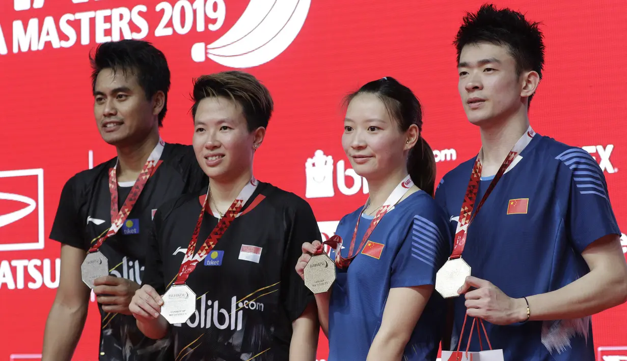 Pasangan Indonesia, Tontowi Ahmad/Lilyana Natsir, bersama wakil Cina, Zheng Siwei/Huang Yaqiong, pada laga Indonesia Masters 2019 di Istora, Jakarta, Minggu (27/1). Tontowi/Liliyana kalah 21-19, 19-21, 16-21. (Bola.com/M Iqbal Ichsan)