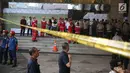 Sejumlah petugas bersiaga dekat garis polisi yang terpasang setelah ambruknya Selasar Tower II Gedung Bursa Efek Indonesia (BEI), Jakarta, Senin (15/1). Pelataran gedung BEI masih dipenuhi petugas yang melakukan proses evakuasi. (Liputan6.com/Johan Tallo)