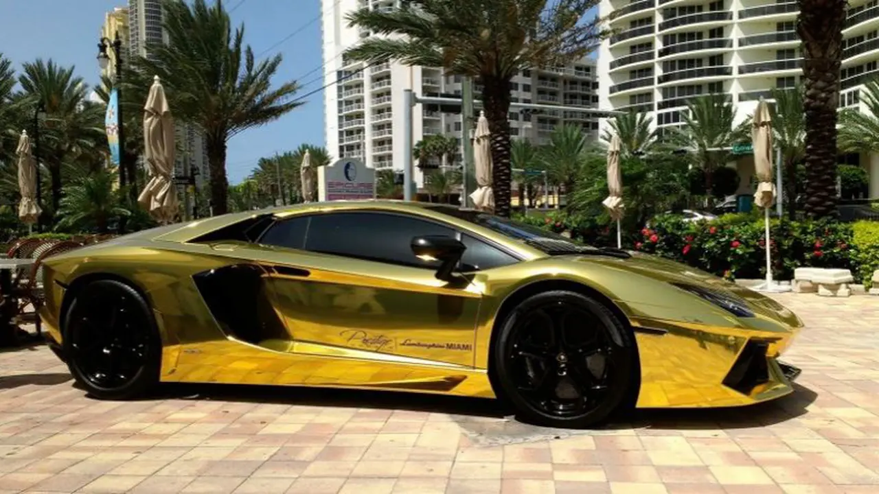 Mobil Lamborghini Emas