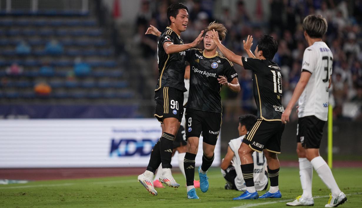 Formasi empat bek adalah formasi yang dipilih oleh pelatih Go Kuroda juga menjadi faktor pendukung kokohnya pertahanan Machida Zelvia musim ini. Para bek tangguh tersebut adalah Junya Suzuki, Gen Shoji, Ibrahim Dresevic, dan Kotaro Hayashi. Selain itu, ada pula nama-nama pelapis lainnya seperti Daiki Sugioka, Henry Meroki Mochizuki, Jang Min-gyu, hingga Yuta Nakayama. (Dok. J League)