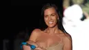 Model Mara Martin berpose di atas runway sambil menyusui bayinya selama Miami Swim Week 2018 di Florida, Minggu (15/8). Sorak sorai penonton mengiringi aksi Mara saat memperagakan koleksi bikini terbaru untuk musim panas 2018. (AP/Lynne Sladky)