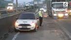 Sebuah mobil mewah ditinggal begitu saja oleh pemiliknya di ruas tol Kembangan, Jakarta Barat sejak Malam.