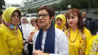 Politisi Partai Golkar Nurul Arifin menyerahkan berkas pencalonannya untuk maju dalam Pemilihan Wali Kota Bandung 2018. (Liputan6.com/Aditya Prakasa)