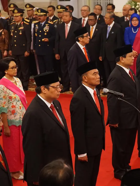 Para menteri membaca sumpah dalam rangkaian pelantikan Kabinet Indonesia Maju di Istana Negara, Jakarta, Rabu (23/10/2019). Presiden Joko Widodo (Jokowi) resmi melantik 34 menteri dan empat pejabat setingkat menteri Kabinet Indonesia Maju periode 2019-2024 resmi dilantik. (Liputan6.com/Angga Yuniar)