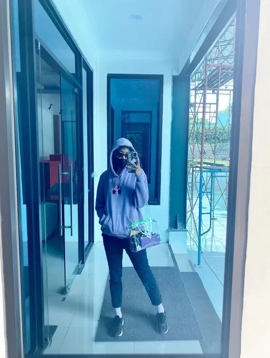 "Aneh ya, sudah tua, tapi rusuhin hidup gue. Ih malu kali ya say, nggak penting lu, diketawain milenial cuy. Alay, norak, katro, inget umur kali cuy. Malu sama bawahan, malu sama bini, keluarga dan anak," ungkap Widi.
 (Instagram/_widikidiw_)