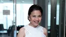 "Saya masih dipercaya menghibur orang, aktivitas saya masih padat dan aktif. Kembali lagi, bagaimana kita memanaje waktu, dan saya bersyukur anak dan suami sangat mengerti dan support pekerjaan saya," pungkas Ruth Sahanaya. (Deki Prayoga/Bintang.com)