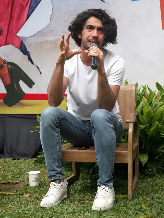 Untuk memaksimalkan karakternya sebagai Benyamin Sueb, Reza mengaku tengah mempelajari banyak hal. Seperti logat dan bahasa betawi, gimik, gesture, serta ikonik dari sosok sang legenda Betawi tersebut. (Nurwahyunan/Bintang.com)