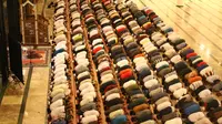 Pelaksanaan Salat Tarawih di Masjid Raya Almunawwar Ternate. (Liputan6.com/Hairil Hiar)