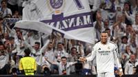 Pemain Real Madrid, Kylian Mbappe merayakan golnya ke gawang Manchester City dalam laga leg 2 babak play off Liga Champions 2024/2025 di Santiago Bernabeu, Madrid, Rabu (19/02/2025) waktu setempat. (AFP/Javier Soriano)