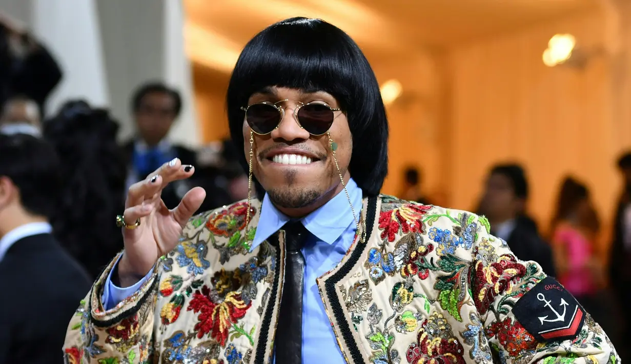 <p>Rapper Anderson Paak atau Anderson .Paak menghadiri acara Met Gala 2022 di The Metropolitan Museum of Art di New York City pada 2 Mei 2022. Ini bukan kali pertama Anderson Paak bergaya mirip Pak Tarno. Pada Grammy Awards yang digelar pada bulan April 2022, Anderson Paak juga memakai gaya rambut serupa. (ANGELA WEISS / AFP)</p>