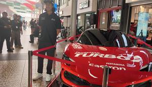 Sean Gelael bersama mobil Ferrari di Gambil Expo Kemayoran, Sabtu (14/2/2026). (Bola.com/Hery Kurniawan).