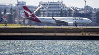 Pesawat Qantas putar balik ke Bandara Sydney setelah mengalami gagal mesin. (dok. DAVID GRAY / AFP)