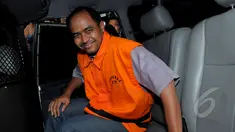 Mantan Walikota Tegal Ikmal Jaya saat memenuhi panggilan KPK. Tampak Ikmal keluar dari mobil yang mengantarnya, Jakarta, Selasa (17/2/2015). (Liputan6.com/Faisal R Syam)