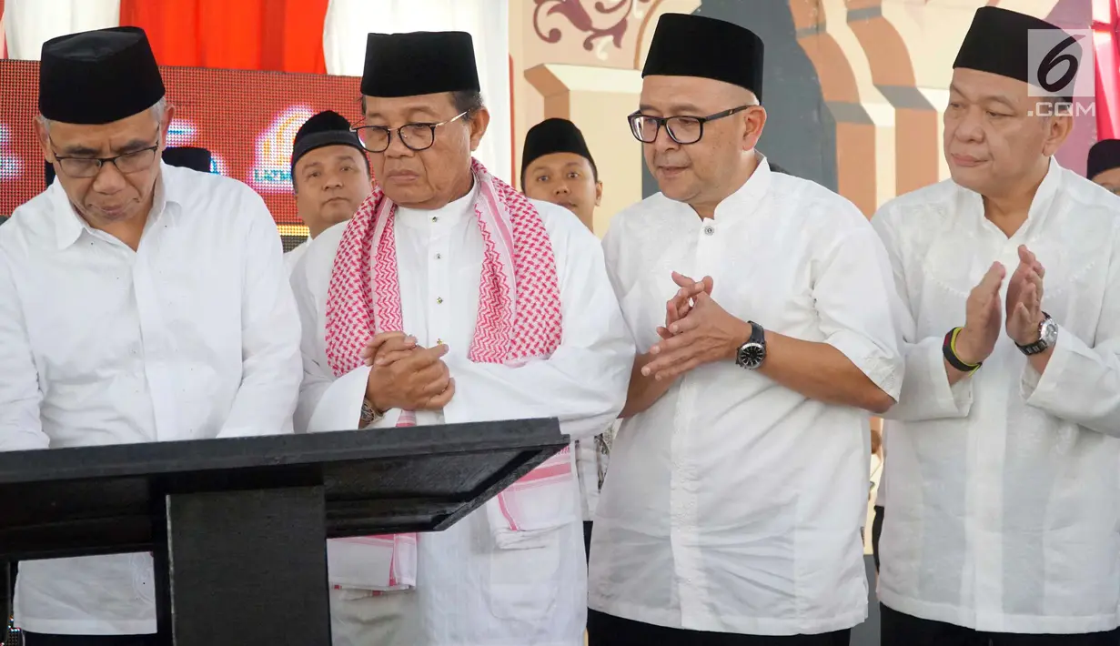 Ketua Dewan Komisioner OJK, Gubernur Jambi Fachrori Umar, Kepala OJK Provinsi Jambi Endang Nuryadin dan Director in Charge Astra Financial Suparno Djasmin saat penandatanganan prasasti berdirinya Bank Wakaf Mikro ketiga di Pondok Pesantren As’ad, Olak Kemang, Jambi Rabu (3/4). (Liputan6.com/HO/Eko)
