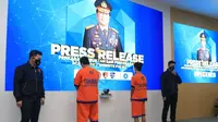 Polisi menangkap 2 pembuat web palsu. (Dian Kurniawan/Liputan6.com)