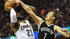 Pemain Cleveland Cavaliers, LeBron James (kiri) mencoba memasukan bola saat dihadang pemain Brooklyn Nets,  Jeremy Lin (kanan) pada lanjutan NBA di Quicken Loans Arena, (23/12/2016). (Reuters/Ken Blaze-USA TODAY Sports)