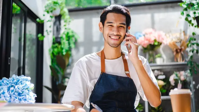 florist wirausaha bekerja santai tersenyum tampan
