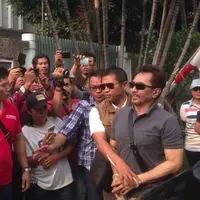 Tiba di Rumah, Gatot Brajamusti Dikawal Ketat Aparat