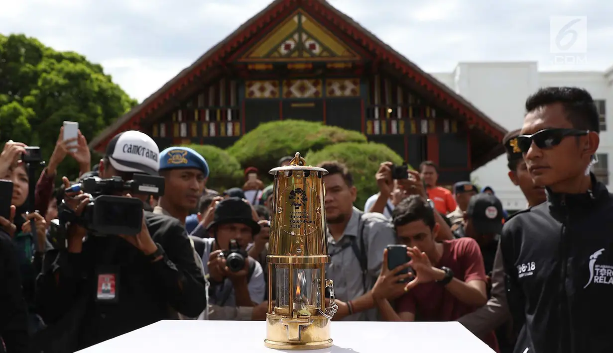 Api obor Asian Games saat tiba di Banda Aceh, Selasa (31/7). Kirab Obor (torch relay) dimulai dari Museum Aceh dan berakhir di Kantor Gubernur Aceh. (Liputan6.com/Immanuel Antonius)