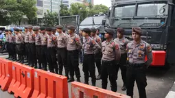 Petugas kepolisian bersiaga dekat Barracuda dan water cannon di Gedung PN Jakarta Utara, Senin (26/2). Kendaraan taktis itu disiagakan pada pengamanan sidang peninjauan kembali (PK) yang diajukan Basuki Tjahaja Purnama (Ahok). (Liputan6.com/Arya Manggala)
