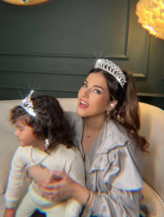 Kebersamaan Tasya Farasya bersama anak pertamanya. Keduanya kompak memakai mahkota. (Foto: Instagram/ tasyafarasya)