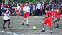 Presiden Joko Widodo atau Jokowi bermain sepak bola dengan pelajar di Lapangan Sorido, Kabupaten Biak Numfor, Provinsi Papua, Rabu (22/11/2023) (Biro Pers Sekretariat Presiden)