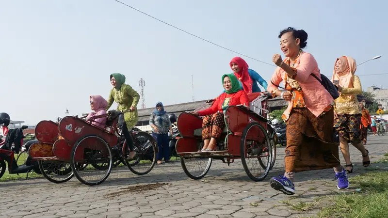 Peringati Hari Kartini Dengan Adu Balap Becak