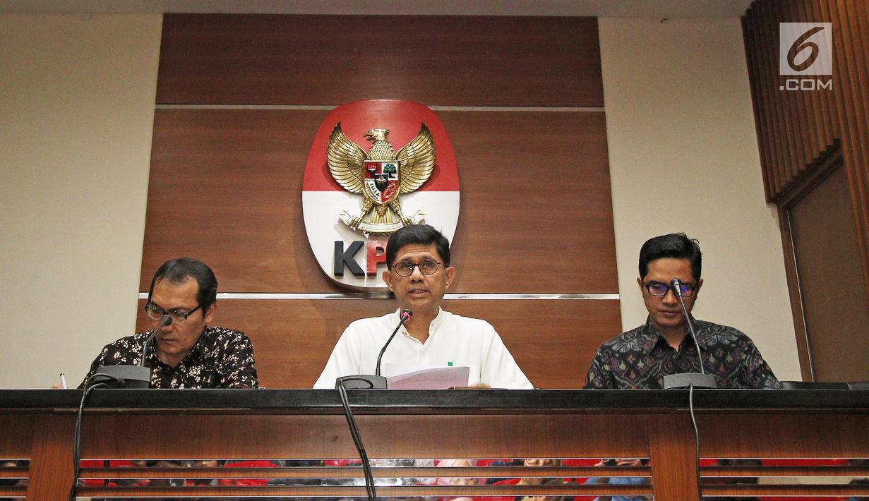 Wakil Ketua KPK Laode M. Syarif (tengah) bersama Saut Situmorang (kiri) dan Jubir KPK Febri Diansyah (kanan) saat jumpa pers di Jakarta, Jumat (16/3). KPK menetapkan cagub Maluku Utara Ahmad Hidayat Mus sebagai tersangka. (Liputan6.com/Herman Zakharia)