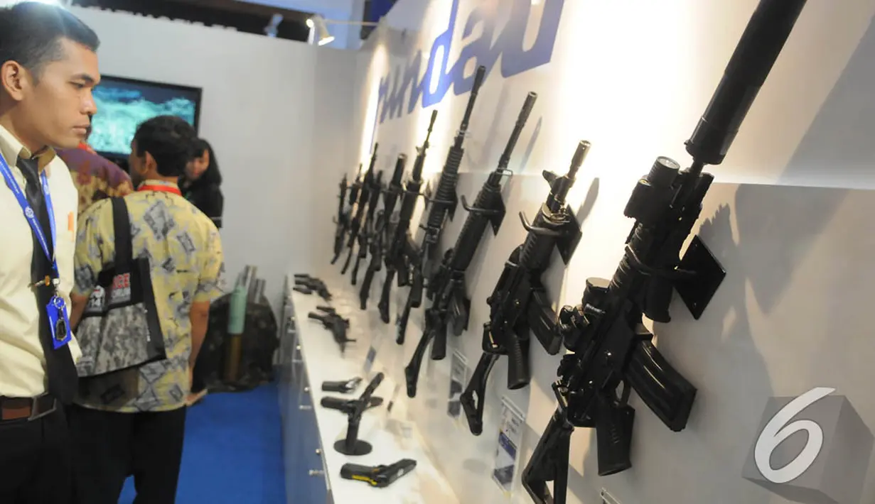 Seorang pengunjung melihat senjata laras panjang buatan Pindad di Indo Defence 2014, JIExpo Kemayoran, Jakarta, Rabu (5/11/2014)(Liputan6.com/Herman Zakharia)