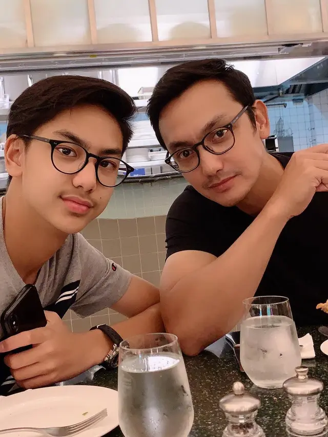 Bak Kakak Adik, Ini 7 Gaya Kompak Gunawan Sudrajat dan Putra Sulungnya