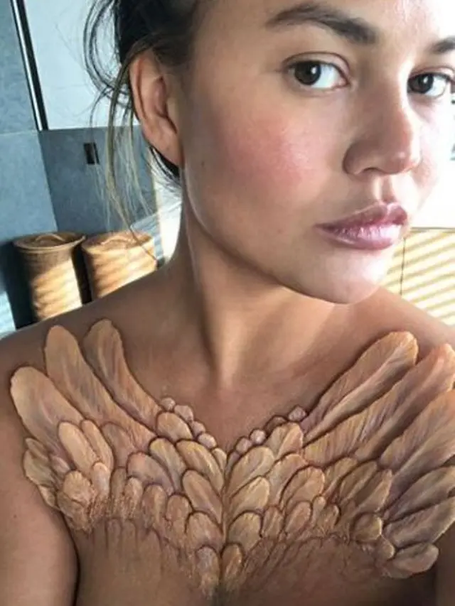 Chrissy Teigen mengenakan perhiasan bernama The Black Swan.