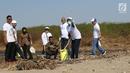 Menteri Kelautan dan Perikanan Susi Pudjiastuti (dua kanan) bersih-bersih sampah di Pantai Timur Ancol, Jakarta, Minggu (18/8/2019). Dalam rangka HUT ke-74 RI, Pandu Laut Nusantara bersama KKP dan Yayasan Econusa akan menggelar Gerakan Menghadap Laut 2.0. (Liputan6.com/Herman Zakharia)