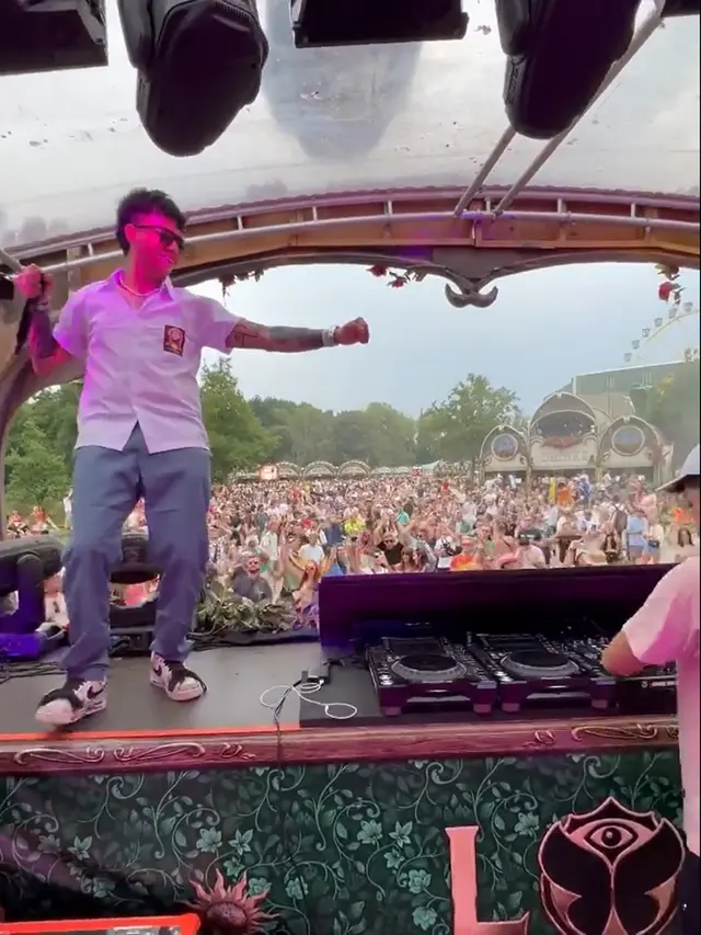 Potret Reza Arap Pakai Seragam SMA, Tampil di Tomorrowland Bareng Weird Genius