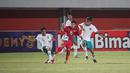 Pemain Timnas  Indonesia U-16, Figo Denis dan Sulthan Zaky berusaha merebut bola dari pemain Vietnam, Bui Hoang Sun pada Final Piala AFF U-16 2022, Stadion Maguwoharjo, Sleman, Jumat (12/8/2022).  Timnas Indonesia U-16 menundukkan Vietnam dengan skor tipis 1-0. (Foto:Dok PSSI)