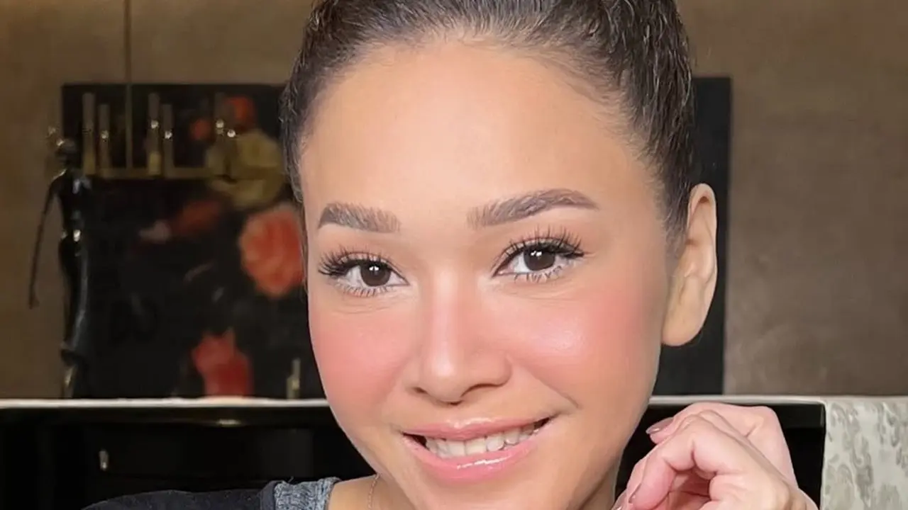 Gaya Makeup Natural Maia Estianty yang Menawan, Sentuhan Manis dari Nuansa Nude Pink
