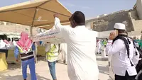 PPIH Arab Saudi mengawal prosesi pengurusan jenazah jemaah haji asal Majalengka, Suharja Wardi bin Ardi mulai dari dimandikan, disholatkan di Masjidil Haram, hingga dimakamkan di Saraya, Makkah. Suharja merupakan salah satu jemaah yang hilang saat wukuf di Arafah pada 27 Juni 2023 lalu. (FOTO: MCH PPIH ARAB SAUDI 2023)