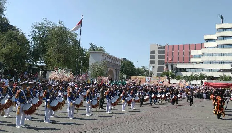 Perayaan tradisi dengan cita rasa monoton, drum band! (foto: liputan6.com / edhie prayitno ige)