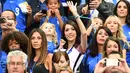 Istri Olivier Giroud, Jennifer Giroud (tengah) saat menyaksikan pertandingan antara Prancis melawan Rumania pada kualifikasi Grup A Piala Eropa 2016 di stadion Stade de France, di Saint-Denis, Paris, Prancis, (10/6). (AFP PHOTO/FRANCK FIFE)