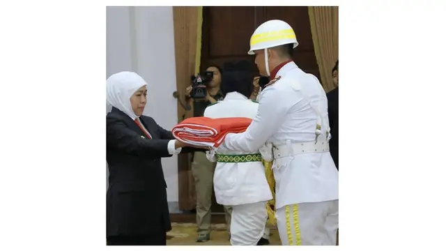 Khofifah Indar Parawansa Menyerahkan Duplikat Bendera Pusaka