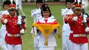 Anggota Paskibraka, Ruth Celine Eglesya Purba bersiap menyerahkan Bendera Merah Putih kepada Presiden Joko Widodo usai Upacara Penurunan Bendera HUT ke-72 Kemerdekaan RI di Istana Merdeka, Jakarta, Kamis (17/8). (Liputan6.com/Pool)