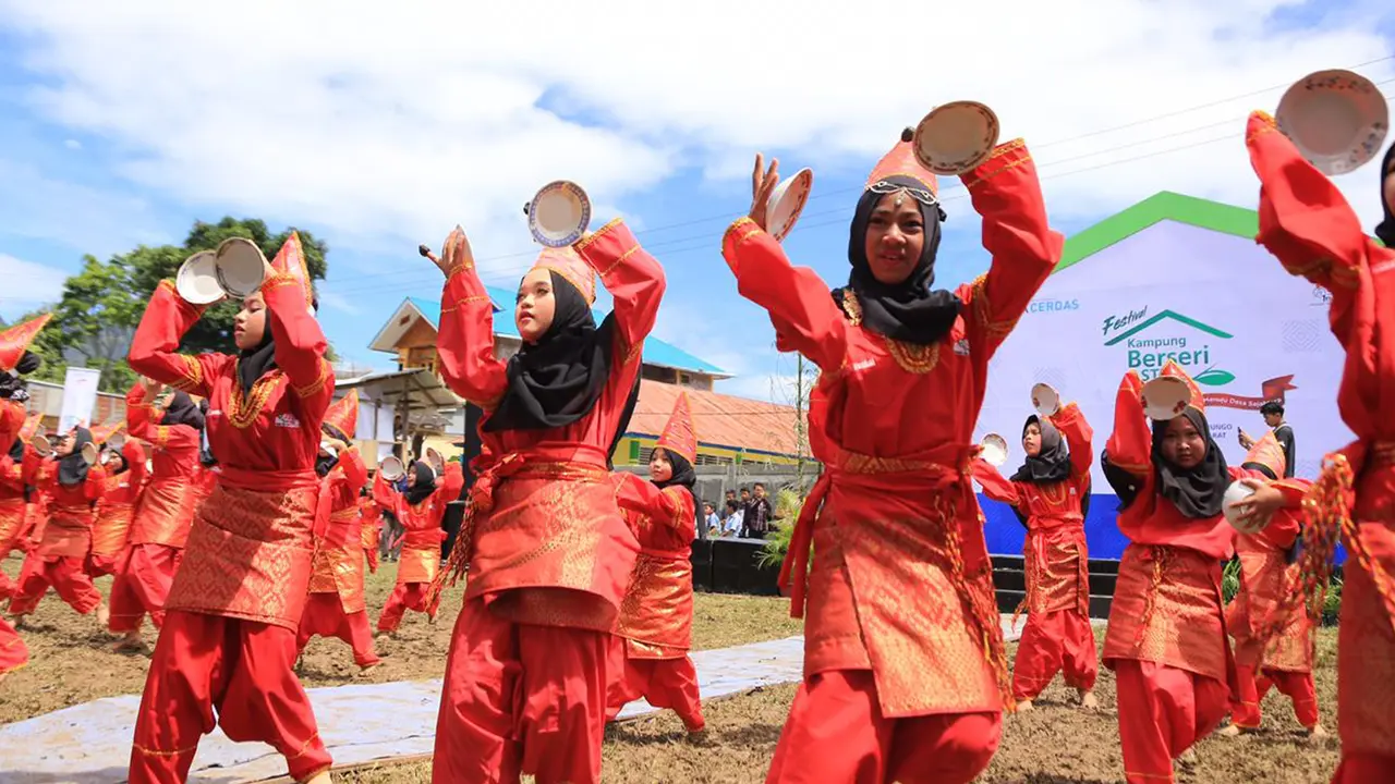 Makan Dibalik Tari Piring Khas Minangkabau