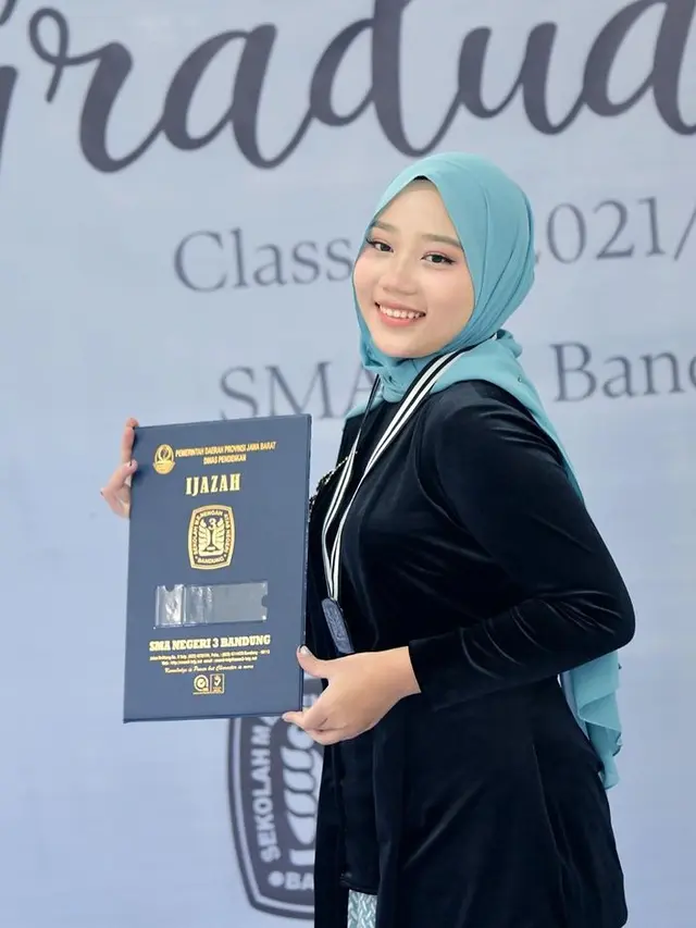 6 Potret Wisuda SMA Zara Putri Ridwan Kamil, Bahagia Dihadiri Orang Tua