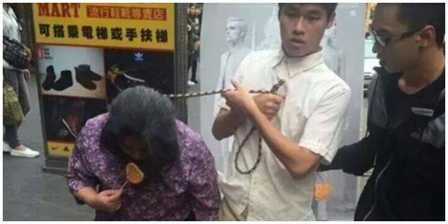 Foto nenek yang diikat dengan tali oleh seorang pemuda membuat banyak pengguna internet murka. | Foto: copyright singaporeseen.stomp.com.sg